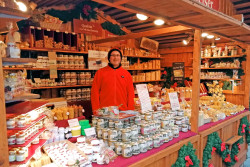 Markus Nürenberg beim Verkauf auf dem Weihnachtsmarkt in Würzburg
